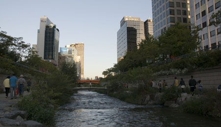 Cheonggye Fluss im Stadtzentrum von Seoul