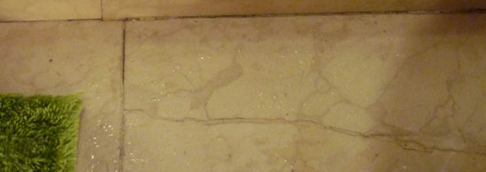 Kondenswasser am Badezimmerboden