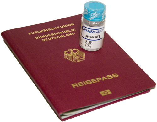 Reisepass und Kontaktlinsenbehälter