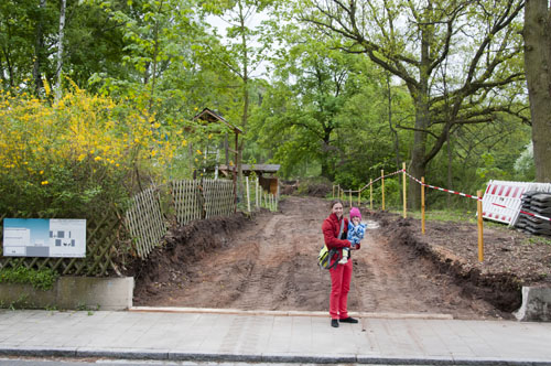 Lulu und Emma vor der Grundstückseinfahrt